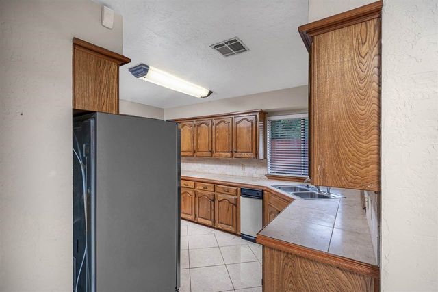 2415 NE 9th St, Lawton, OK 73507