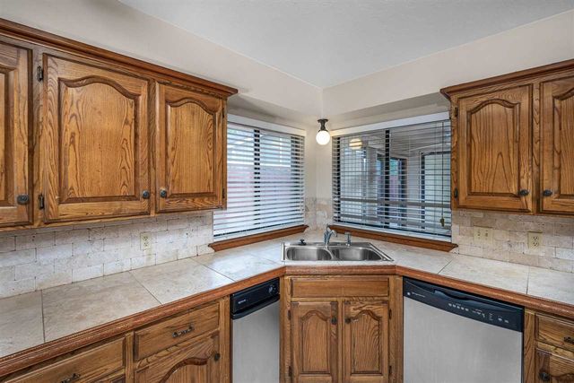 2415 NE 9th St, Lawton, OK 73507