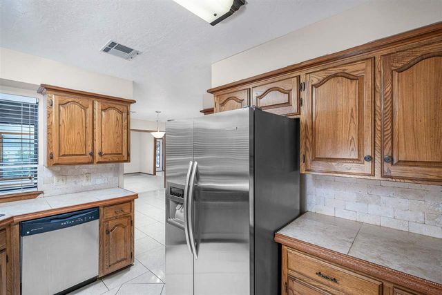 2415 NE 9th St, Lawton, OK 73507
