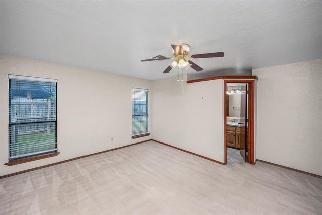 2415 NE 9th St, Lawton, OK 73507