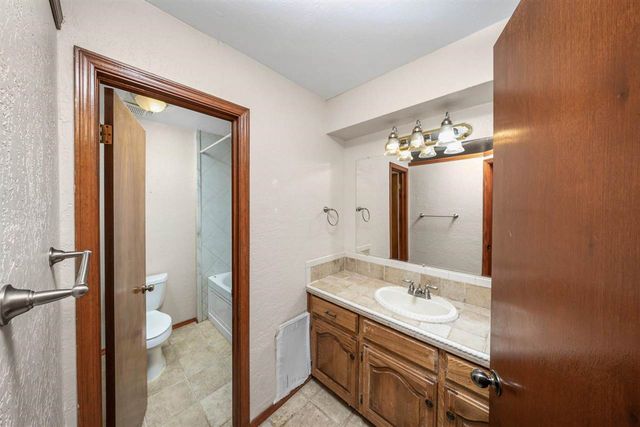 2415 NE 9th St, Lawton, OK 73507