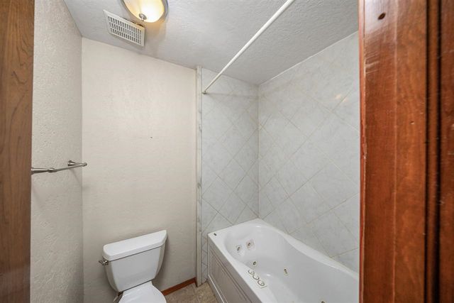 2415 NE 9th St, Lawton, OK 73507