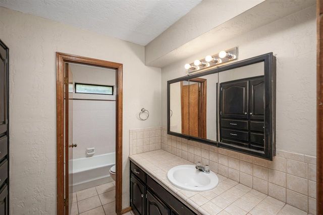 2415 NE 9th St, Lawton, OK 73507