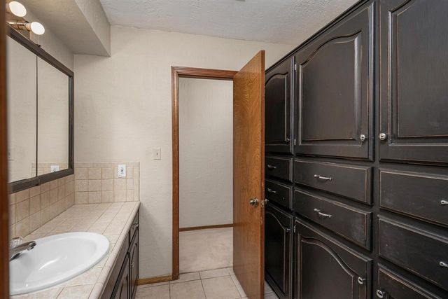 2415 NE 9th St, Lawton, OK 73507