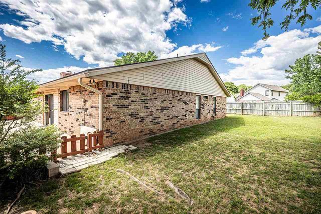 2415 NE 9th St, Lawton, OK 73507