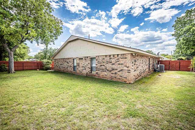 2415 NE 9th St, Lawton, OK 73507