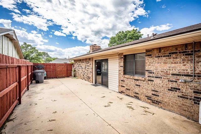 2415 NE 9th St, Lawton, OK 73507