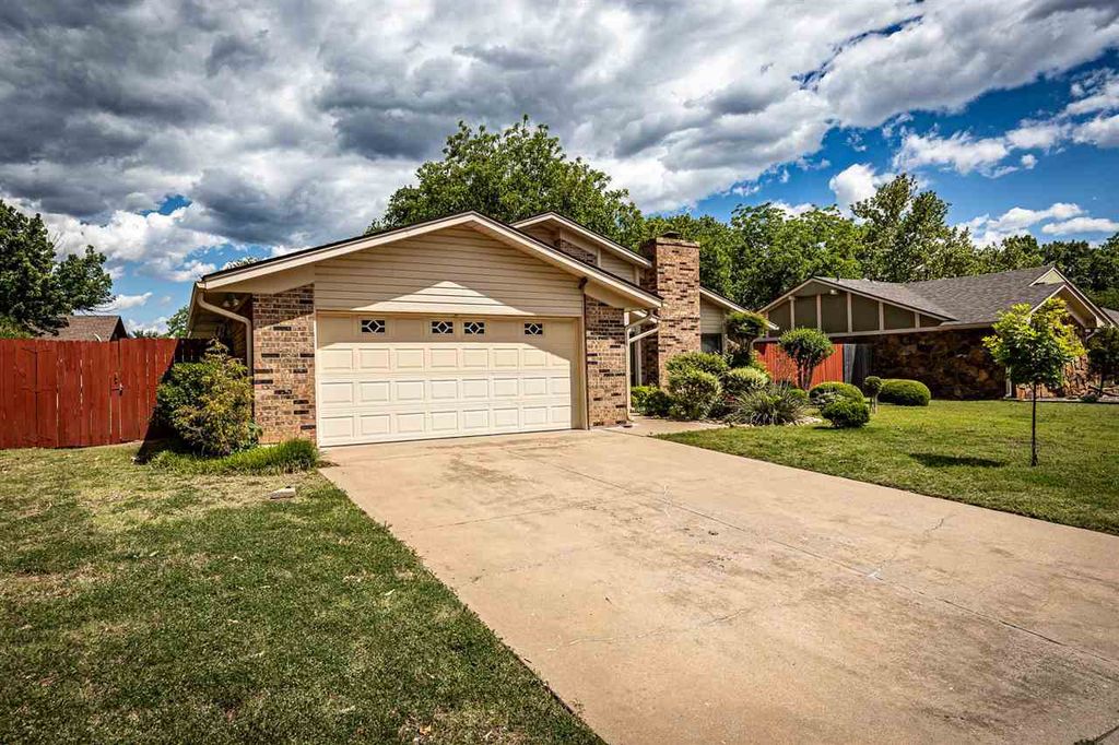 2415 NE 9th St, Lawton, OK 73507