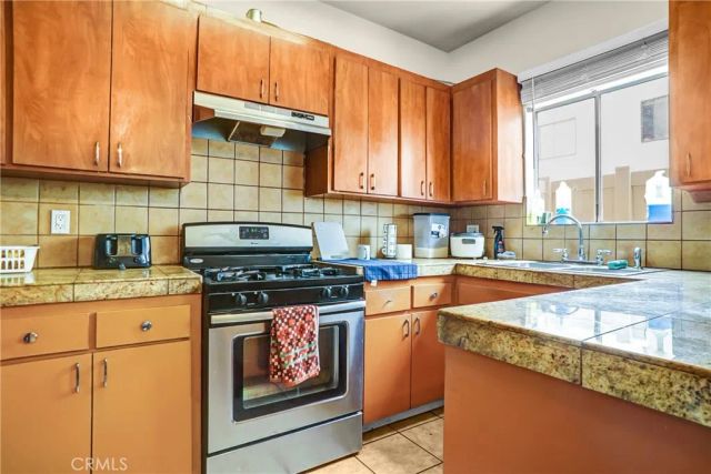18347 Saticoy 7, Reseda, CA 91335