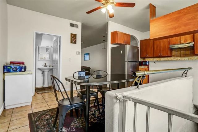 18347 Saticoy 7, Reseda, CA 91335
