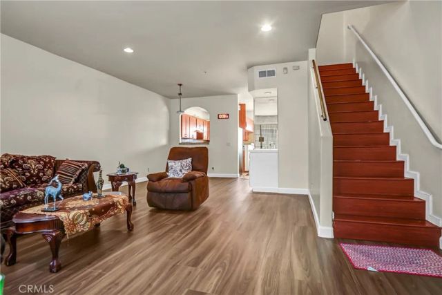 18347 Saticoy 7, Reseda, CA 91335