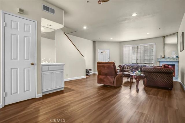 18347 Saticoy 7, Reseda, CA 91335