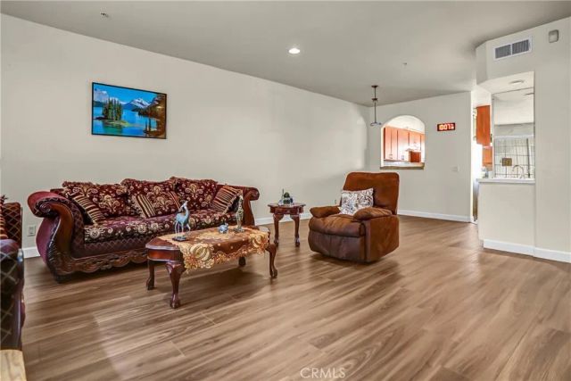 18347 Saticoy 7, Reseda, CA 91335