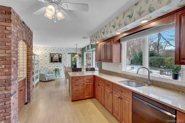 6 Samuels Path, Miller Place, NY 11764