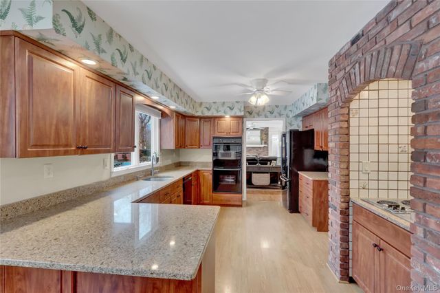 6 Samuels Path, Miller Place, NY 11764