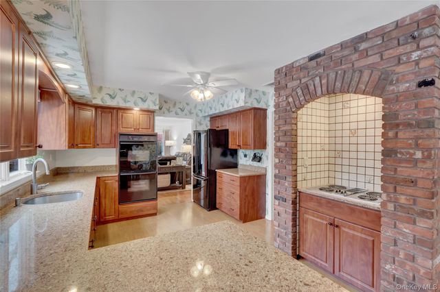 6 Samuels Path, Miller Place, NY 11764