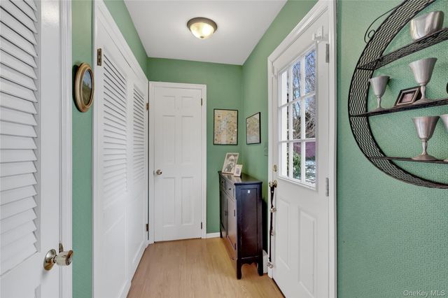 6 Samuels Path, Miller Place, NY 11764