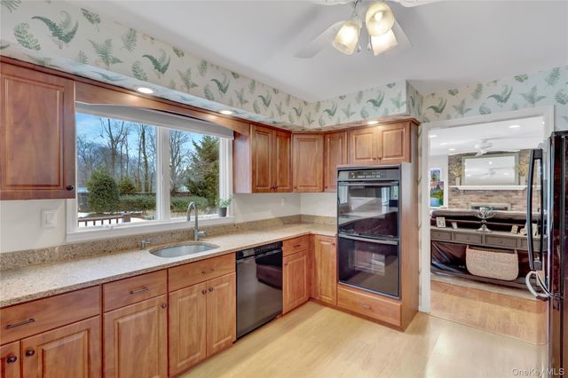 6 Samuels Path, Miller Place, NY 11764