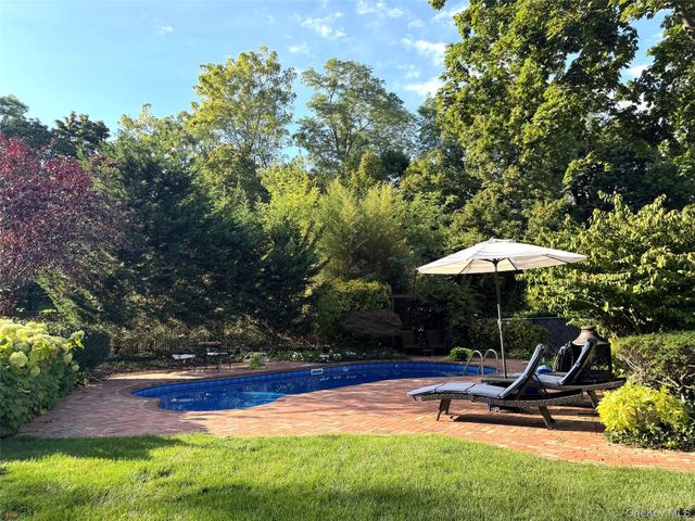 6 Samuels Path, Miller Place, NY 11764