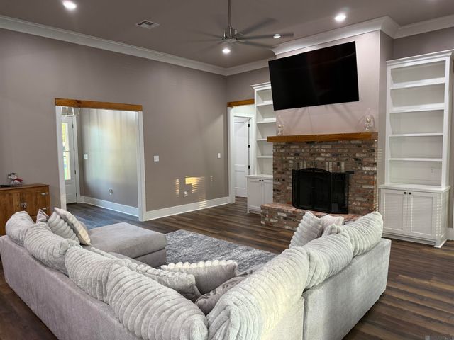 20260 Sallie Dr, Plaquemine, LA 70764
