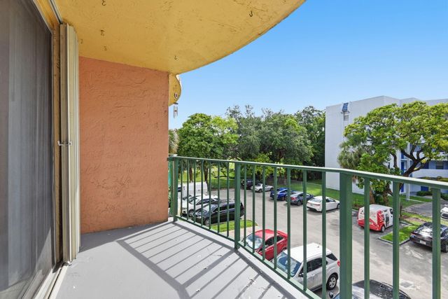 9360 Fontainebleau Boulevard Apt 310, Miami, FL 33172