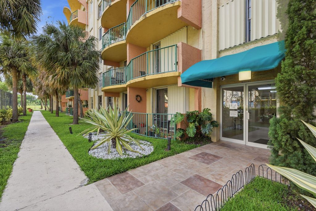 9360 Fontainebleau Boulevard Apt 310, Miami, FL 33172