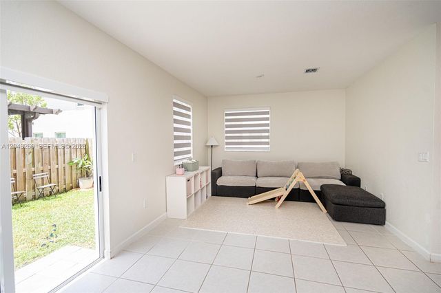 2670 SE 12th St, Homestead, FL 33035