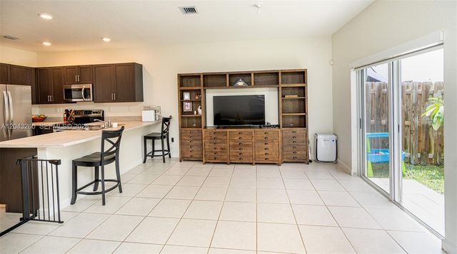 2670 SE 12th St, Homestead, FL 33035