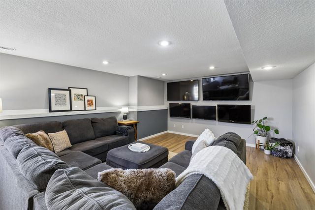 2305 NE Hanover Court, Ankeny, IA 50021