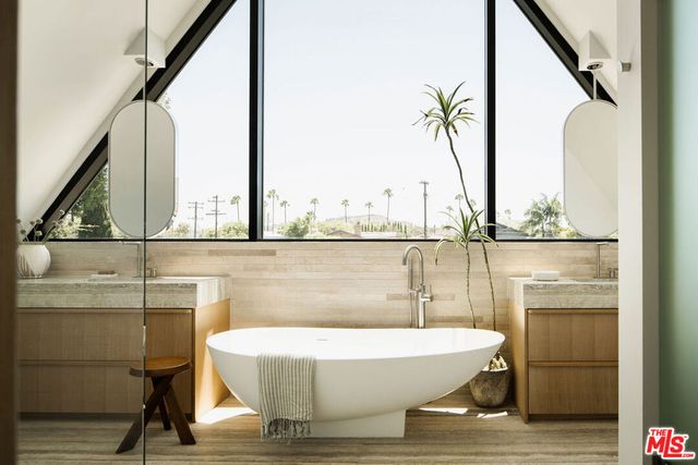 6111 Hargis Street, Los Angeles, CA 90034