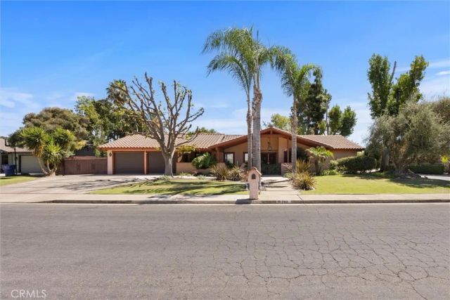 7611 De Colores Court, Bakersfield, CA 93309