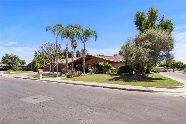 7611 De Colores Court, Bakersfield, CA 93309