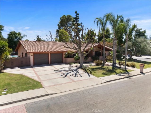 7611 De Colores Court, Bakersfield, CA 93309