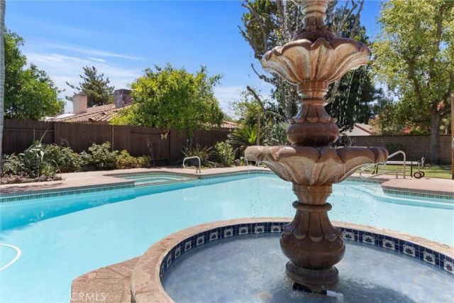 7611 De Colores Court, Bakersfield, CA 93309