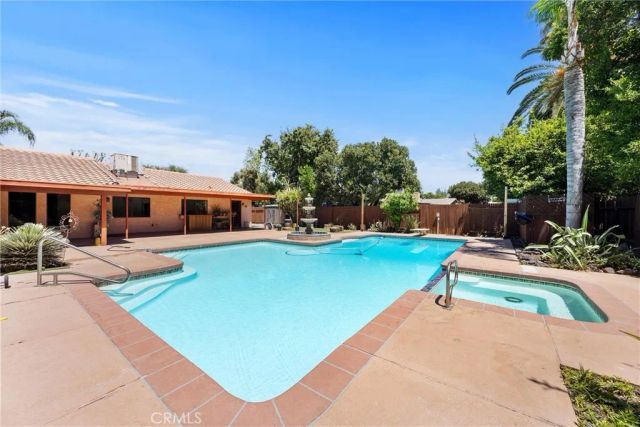 7611 De Colores Court, Bakersfield, CA 93309