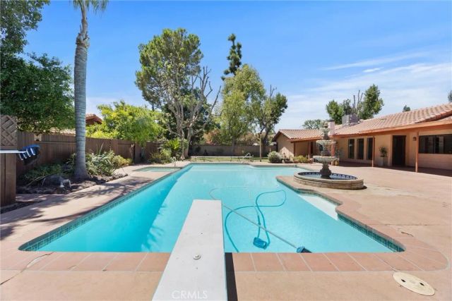 7611 De Colores Court, Bakersfield, CA 93309