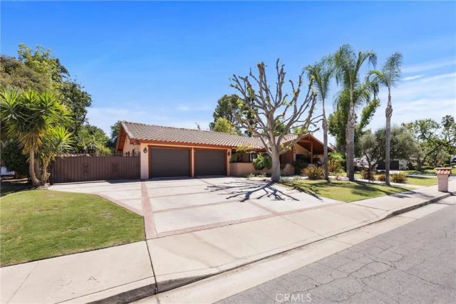 7611 De Colores Court, Bakersfield, CA 93309