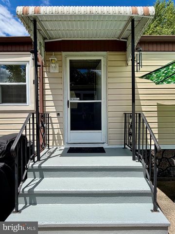 5510 GOLDEN DR, Morrisville, PA 19067