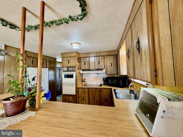 5510 GOLDEN DR, Morrisville, PA 19067
