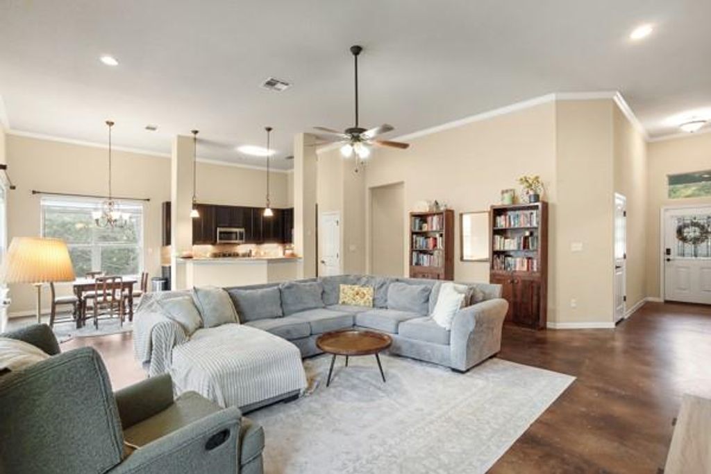 172 Kaelepulu DR, Bastrop, TX 78602