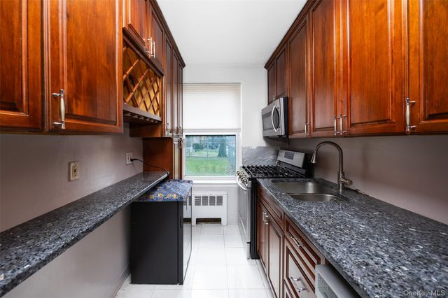 13835 Jewel Avenue 1A, Kew Garden Hills, NY 11367