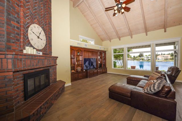 541 E Chesapeake Circle, Fresno, CA 93730