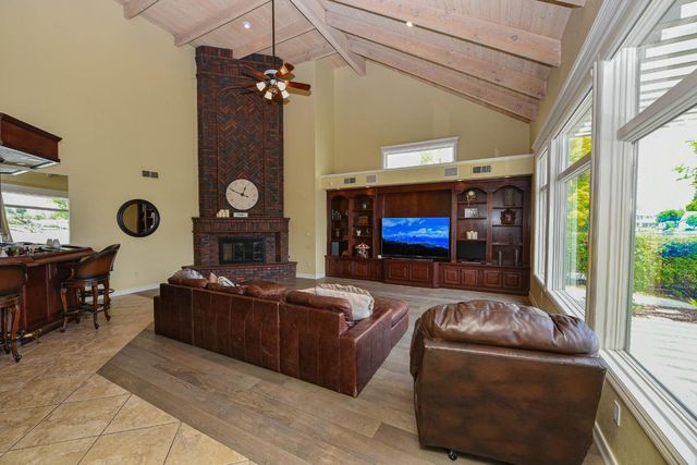 541 E Chesapeake Circle, Fresno, CA 93730