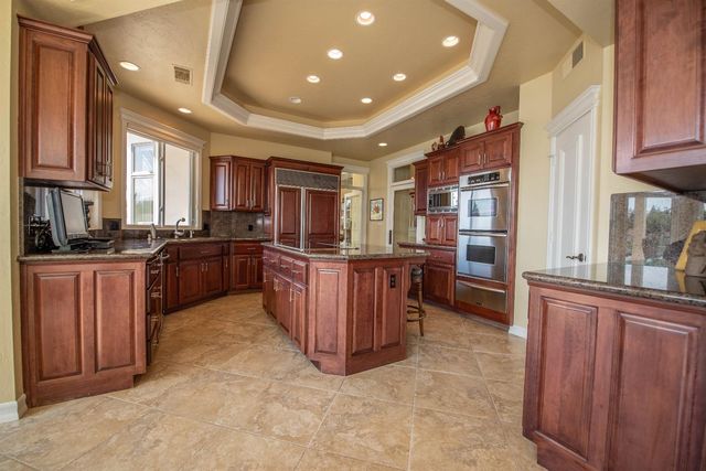 541 E Chesapeake Circle, Fresno, CA 93730