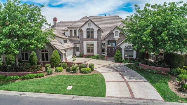 541 E Chesapeake Circle, Fresno, CA 93730