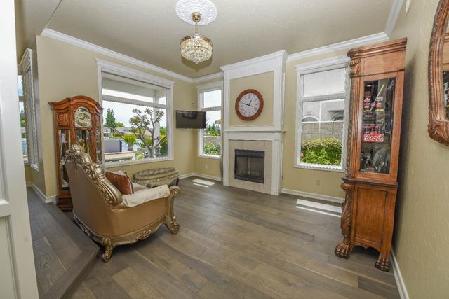 541 E Chesapeake Circle, Fresno, CA 93730