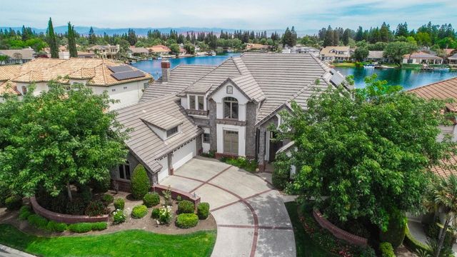 541 E Chesapeake Circle, Fresno, CA 93730