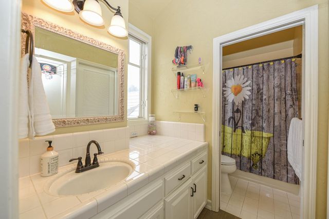 541 E Chesapeake Circle, Fresno, CA 93730