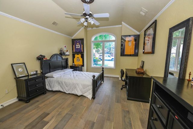 541 E Chesapeake Circle, Fresno, CA 93730