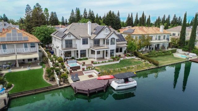 541 E Chesapeake Circle, Fresno, CA 93730